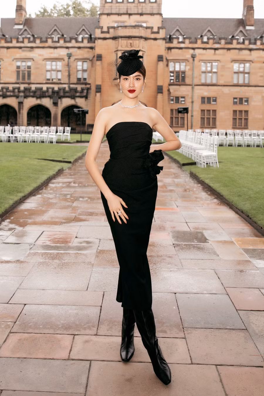 Á hậu Hoàn vũ Việt Nam 2015 Lệ Hằng diện thiết kế cúp ngực, đính hoa 3D. Cô khéo léo kết hợp trang sức tối giản nhằm tôn lên nét thanh lịch. Ảnh: Kiếng Cận