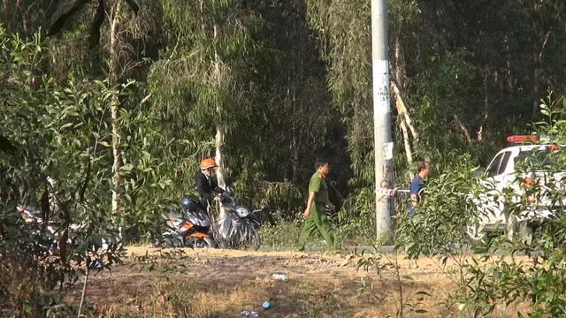 Hiện trường vụ phát hiện thi thể cạnh xe máy. Hiện trường vụ phát hiện thi thể cạnh xe máy.