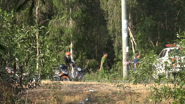 Hiện trường vụ phát hiện thi thể cạnh xe máy.