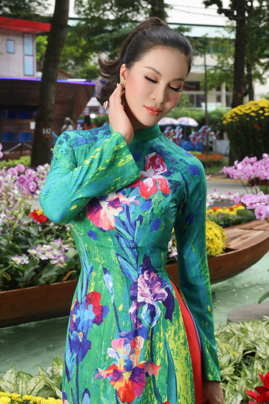 Để đồng điệu với trang phục, nữ MC trang điểm nhẹ nhàng, mái tóc buộc cao tôn gương mặt trẻ trung. Cô không cần sử dụng nhiều phụ kiện cầu kỳ song vẫn toát lên vẻ sang trọng. Ảnh: NVCC Để đồng điệu với trang phục, nữ MC trang điểm nhẹ nhàng, mái tóc buộc cao tôn gương mặt trẻ trung. Cô không cần sử dụng nhiều phụ kiện cầu kỳ song vẫn toát lên vẻ sang trọng. Ảnh: NVCC