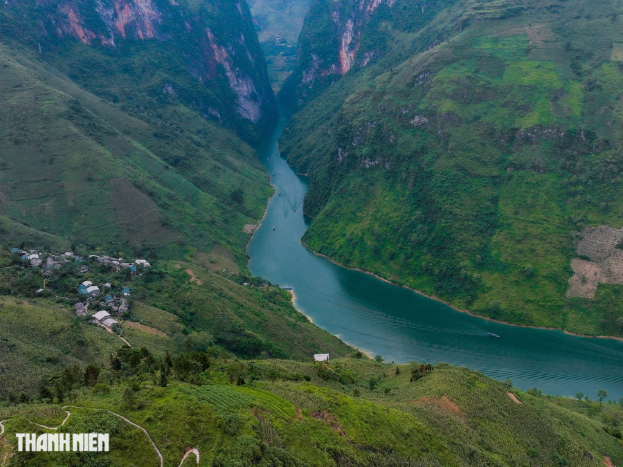 Nho Quế - Ảnh 9. Đoạn sông Nho Quế chảy vào hẻm Tu Sản. Ảnh: ĐỘC LẬP