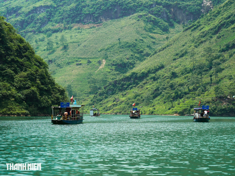 Nho Quế - Ảnh 1. Những con thuyền đưa du khách tham quan trên dòng Nho Quế, thuộc huyện Mèo Vạc, Hà Giang. Từ 16.9, những con thuyền này tạm dừng hoạt động. Trước đây, có hai bến thuyền đưa du khách trải nghiệm dòng sông: Một là bến tại khu vực thôn Tà Làng, hai là tại khu vực xã Xín Cái. Ảnh: ĐỘC LẬP