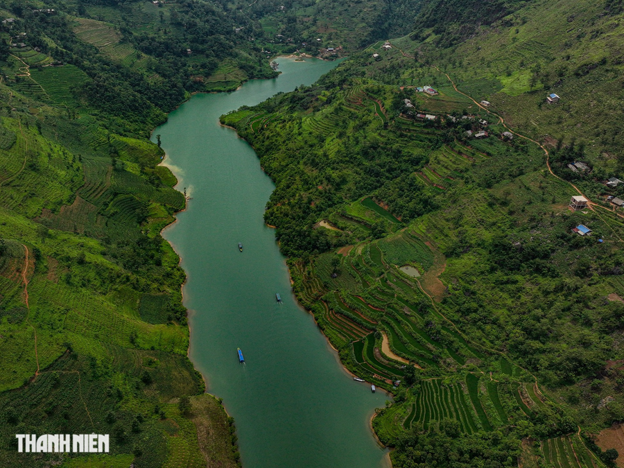 Nho Quế - Ảnh 4. Màu xanh ngọc bích của dòng nước chảy giữa đồi núi khiến Nho Quế trở thành điểm ngắm cảnh không thể bỏ qua của du khách khi đến cao nguyên đá Hà Giang. Ảnh: ĐỘC LẬP