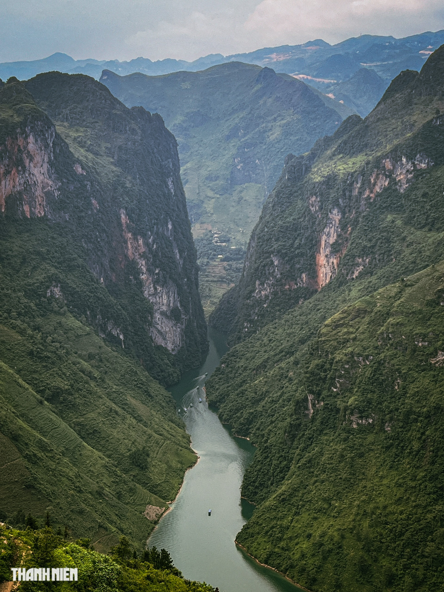 Nho Quế - Ảnh 5. Tu Sản được cho là hẻm vực sâu nhất Đông Nam Á, với khoảng từ 700 - 800m, dài gần 2km. Từ trên đỉnh đèo Mã Pí Lèng nhìn xuống, du khách có thể chiêm ngưỡng trọn vẹn vẻ hùng vĩ có một không hai của hẻm vực này. Ảnh: ĐỘC LẬP