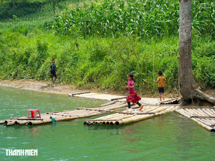 Nho Quế - Ảnh 10. Các em bé vùng cao vui đùa trên dòng Nho Quế. Bên bờ sông, ở nhiều đoạn, người dân làm bè tre để du khách có thể ngắm cảnh, chụp hình. Ảnh: ĐỘC LẬP