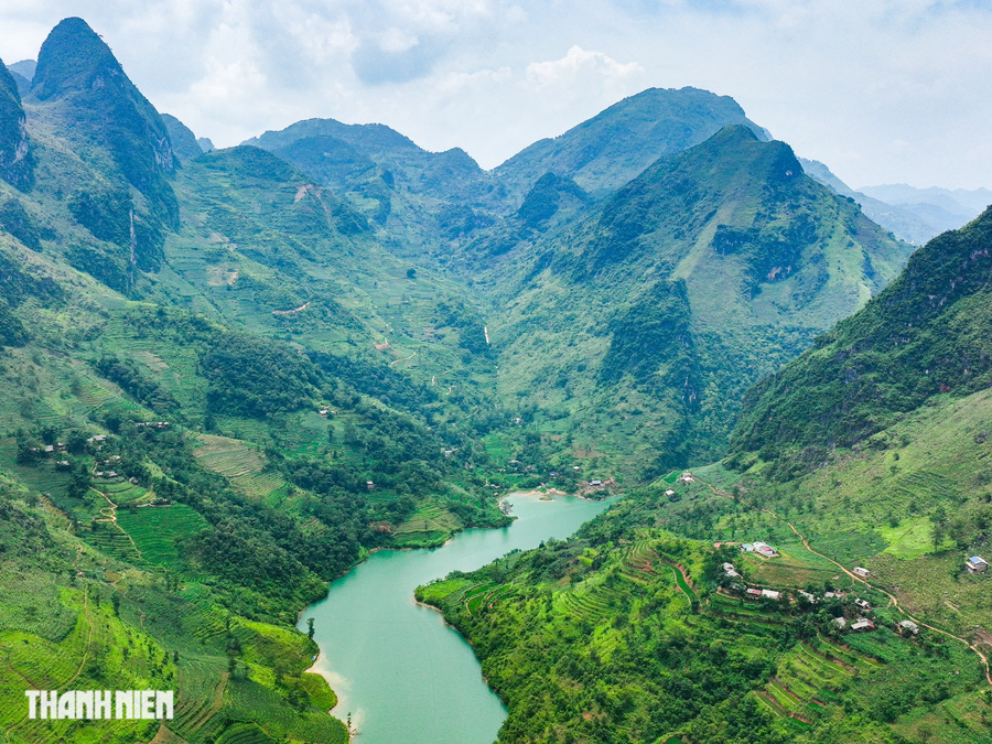 Nho Quế - Ảnh 3. Sông Nho Quế chảy vào Việt Nam từ địa phận thôn Séo Lủng, xã Lũng Cú, Đồng Văn, đi qua hẻm núi Tu Sản rồi chạy dọc theo đèo Mã Pì Lèng. Đến Mèo Vạc, dòng nước tách ra chảy theo hướng đông - đông nam vào địa phận Cao Bằng, cuối cùng đổ nước vào sông Gâm. Ảnh: ĐỘC LẬP