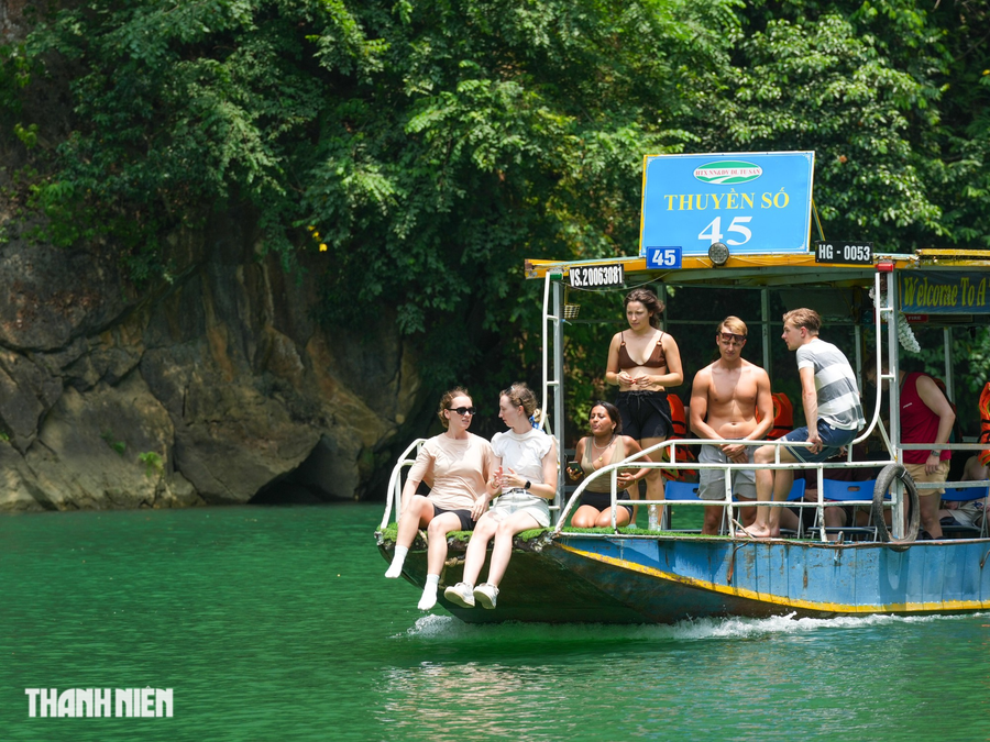 Nho Quế - Ảnh 11. Du ngoạn trên dòng Nho Quế từ lâu là tour được du khách trong và ngoài nước yêu thích. Nhiều du khách nước ngoài lên thuyền và bơi lội trên dòng sông xanh ngọc bích... Ảnh: ĐỘC LẬP