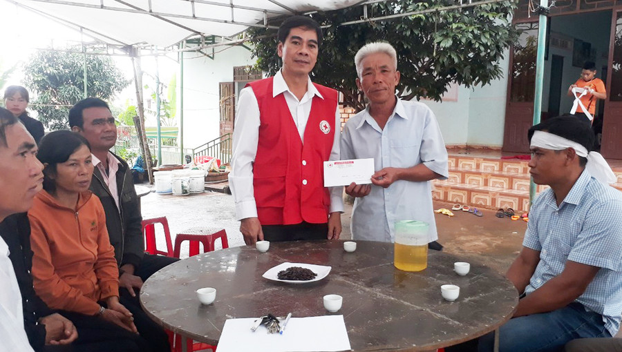 Ông Cao Xuân Nam-Phó Chủ tịch Hội Chữ thập đỏ tỉnh đến thăm hỏi và hỗ trợ 3 triệu đồng cho gia đình gặp nạn. Ảnh: Hồng Ngọc Ông Cao Xuân Nam-Phó Chủ tịch Hội Chữ thập đỏ tỉnh đến thăm hỏi và hỗ trợ 3 triệu đồng cho gia đình gặp nạn. Ảnh: Hồng Ngọc