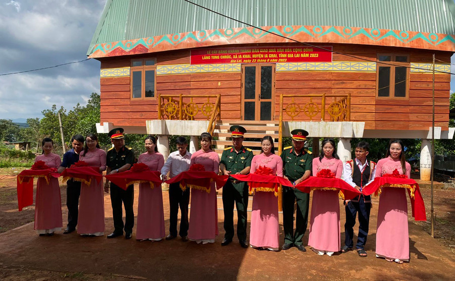 Binh đoàn 15 trao tặng Nhà sinh hoạt cộng đồng cho làng Tung Chruc, xã Ia Khai, huyện Ia Grai góp phần đưa làng Tung Chruc đạt chuẩn nông thôn mới năm 2023. Ảnh: Lộc Lộc