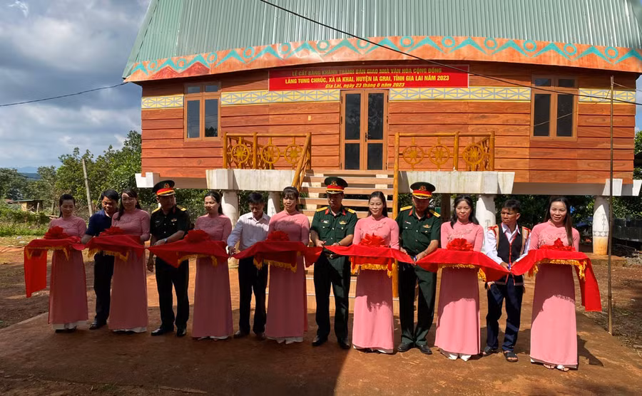 Binh đoàn 15 trao tặng Nhà sinh hoạt cộng đồng cho làng Tung Chruc, xã Ia Khai, huyện Ia Grai góp phần đưa làng Tung Chruc đạt chuẩn nông thôn mới năm 2023. Ảnh: Lộc Lộc