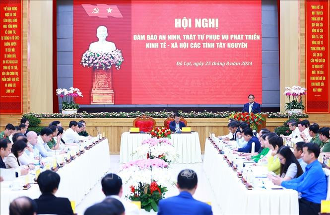Thủ tướng Phạm Minh Chính với các đại biểu dự Hội nghị đảm bảo an ninh trật tự phục vụ phát triển kinh tế-xã hội các tỉnh Tây Nguyên, ngày 25/8/2024. Ảnh: Dương Giang/TTXVN