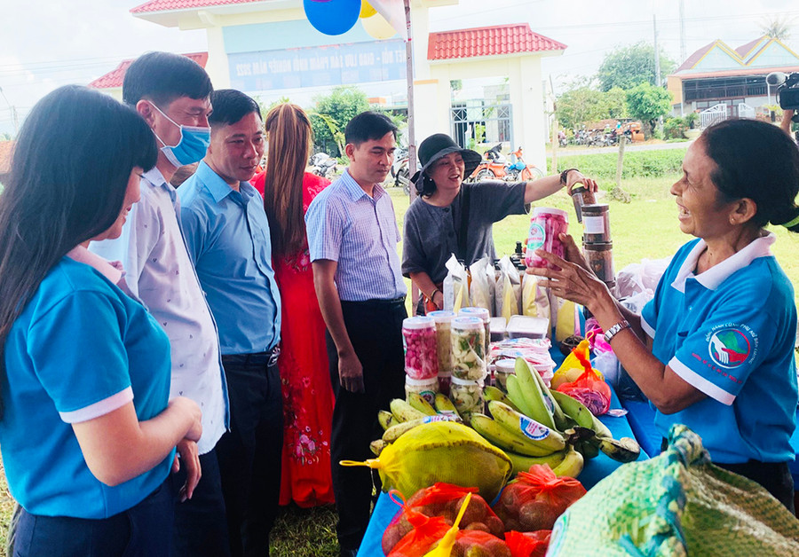 Hội viên phụ nữ giới thiệu sản phẩm tại Ngày hội kết-giao lưu sản phẩm khởi nghiệp huyện Ia Pa năm 2022. Ảnh: Vũ Chi Hội viên phụ nữ giới thiệu sản phẩm tại Ngày hội kết-giao lưu sản phẩm khởi nghiệp huyện Ia Pa năm 2022. Ảnh: Vũ Chi