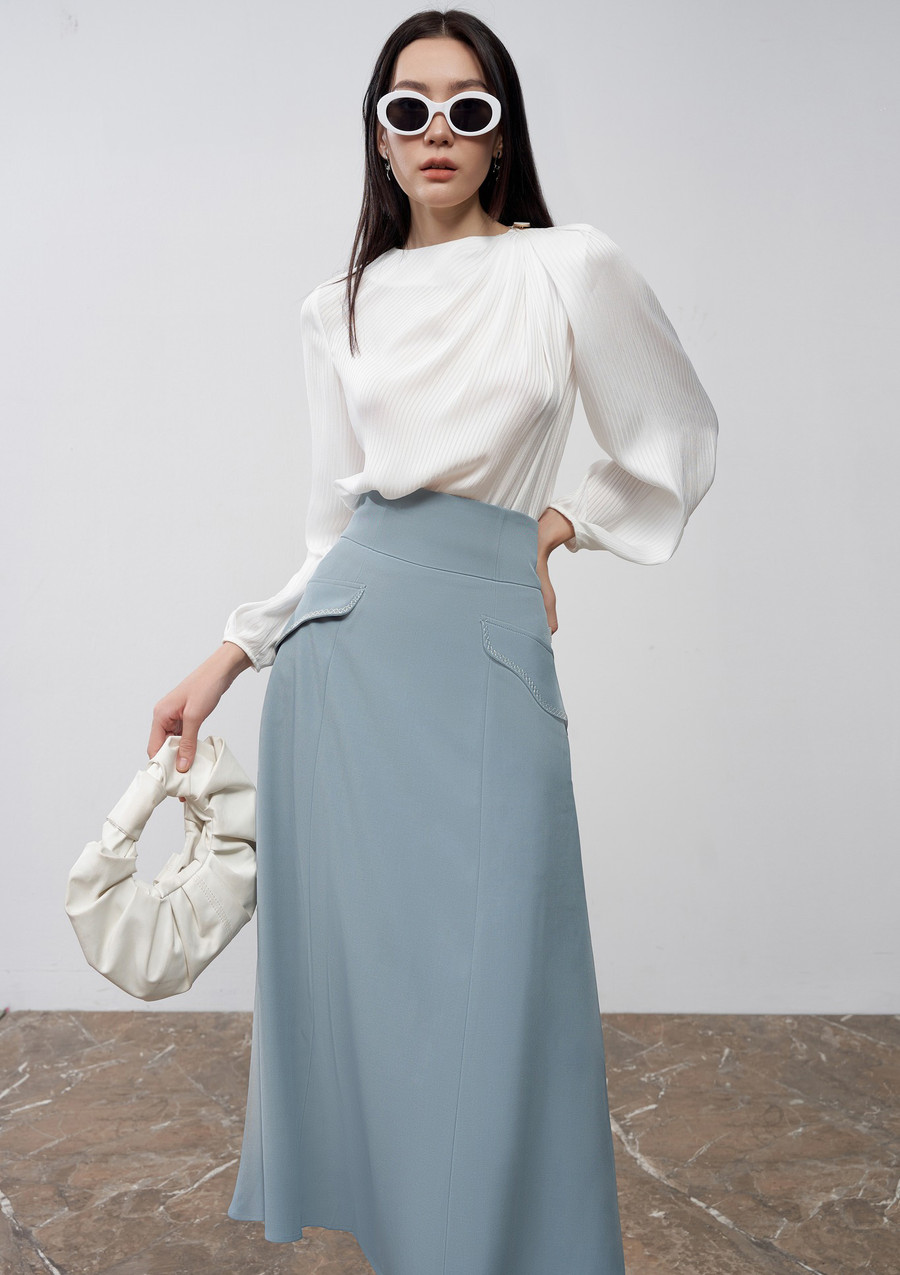 Với các cô nàng còn hơi chút e ngại khi diện cả &quot;cây&quot; xanh đi làm thì các bản phối này mang đến gợi ý mix match linh hoạt. Một chiếc áo sơ mi dáng lửng màu xanh dịu mát kết hợp quần lửng ống rộng màu xám nhạt; hoặc chân váy chữ A màu light blue + áo lụa trắng tay phồng duyên dáng. Những bộ trang phục này không kén dáng người và còn có thể che bớt những nhược điểm hình thể nhờ phom dáng rộng rãi. Trang phục mang đến sự thoáng mát dễ chịu sẽ giúp nàng đi qua những ngày giao mùa thật nhẹ nhàng và bình yên.