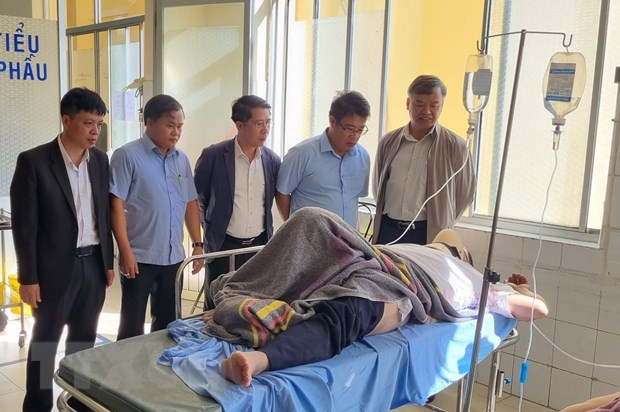 Lãnh đạo UBND tỉnh Lâm Đồng thăm hỏi nạn nhân vụ tai nạn giao thông tại bệnh viện. (Ảnh: TTXVN phát)