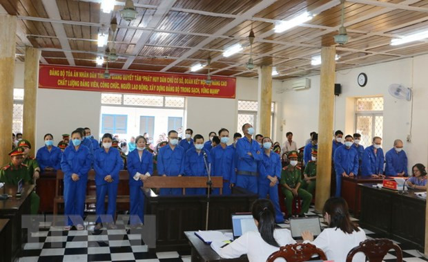 Các bị cáo đứng nghe Hội đồng xét xử tuyên án. (Ảnh: Công Mạo/TTXVN) Các bị cáo đứng nghe Hội đồng xét xử tuyên án. (Ảnh: Công Mạo/TTXVN)