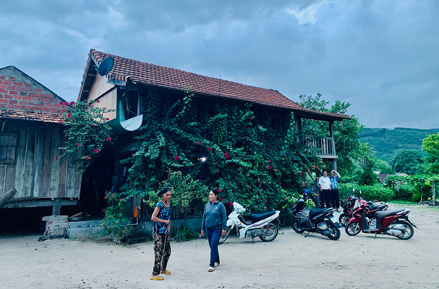 100% nhà ở của người dân làng Đê Chơ Gang đã đảm bảo kiên cố. Ảnh: N.H 100% nhà ở của người dân làng Đê Chơ Gang đã đảm bảo kiên cố. Ảnh: N.H