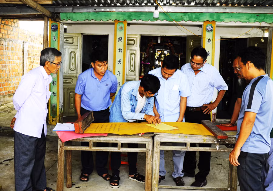 Đọc sắc thần đình Tân Tạo. Ảnh: Anh Minh. Đọc sắc thần đình Tân Tạo. Ảnh: Anh Minh.