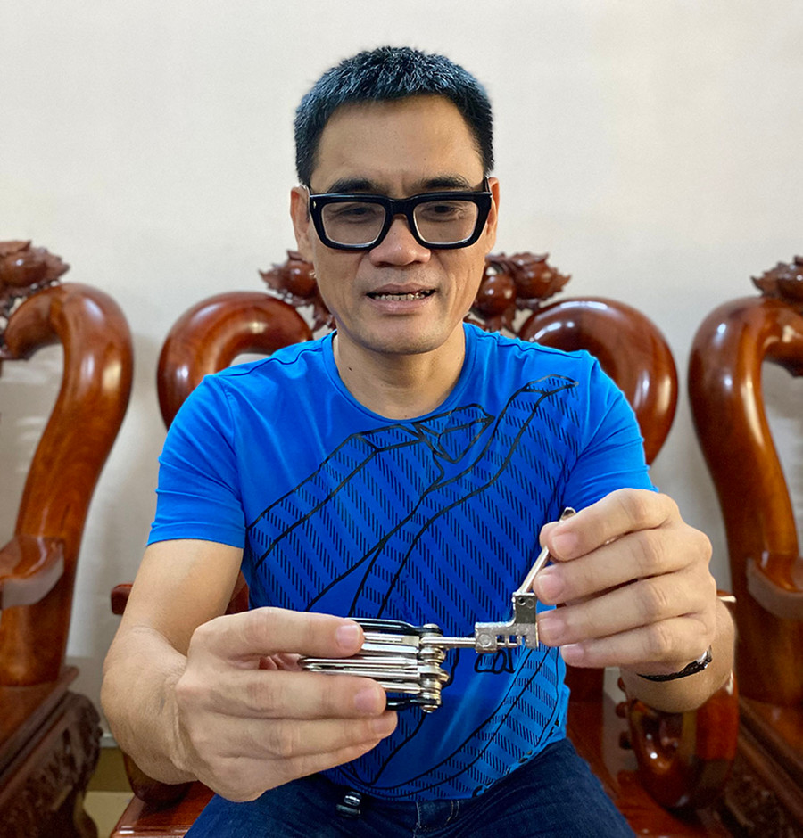 Bộ dụng cụ sửa xe có dụng cụ cắt sên là vật bất ly thân trong mọi chuyến đạp xe đường dài của anh Bùi Hồng Hải. Ảnh: Hà Duy Bộ dụng cụ sửa xe có dụng cụ cắt sên là vật bất ly thân trong mọi chuyến đạp xe đường dài của anh Bùi Hồng Hải. Ảnh: Hà Duy
