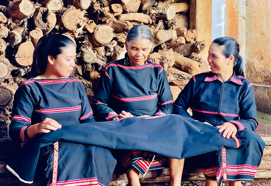 Hộ bà Al (làng Têng 2, xã Tân Sơn) là gia đình “3 thế hệ tiêu biểu” ở TP. Pleiku. Ảnh: T.D Hộ bà Al (làng Têng 2, xã Tân Sơn) là gia đình “3 thế hệ tiêu biểu” ở TP. Pleiku. Ảnh: T.D