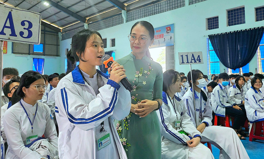 Học sinh đặt câu hỏi cho Ban cố vấn về những vấn đề liên quan đến kỹ năng nghề nghiệp. Ảnh: M.T Học sinh đặt câu hỏi cho Ban cố vấn về những vấn đề liên quan đến kỹ năng nghề nghiệp. Ảnh: M.T