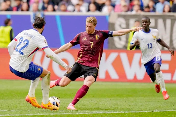 De Bruyne đã có cơ hội tuyệt vời nhưng không thể mang về chiến thắng cho Bỉ. De Bruyne đã có cơ hội tuyệt vời nhưng không thể mang về chiến thắng cho Bỉ.