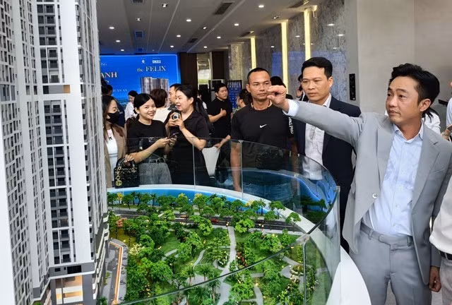 Ông Cường giới thiệu với khách hàng về dự án thứ 3 của C- Hldings