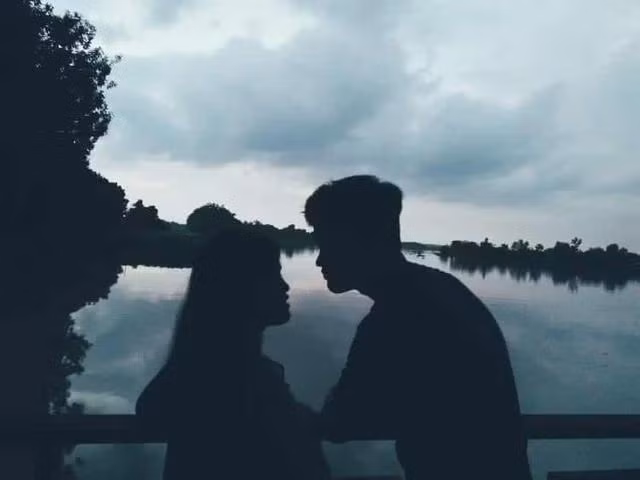 Nhiều người không đồng tình với việc có "nụ hôn tình bạn" trong mối quan hệ bạn bè giữa hai đối tượng khác giới. Nhiều người không đồng tình với việc có "nụ hôn tình bạn" trong mối quan hệ bạn bè giữa hai đối tượng khác giới.