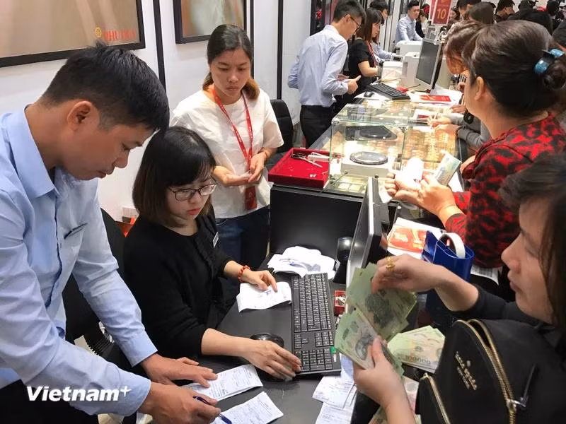 Người dân mua vàng tại Hà Nội. (Ảnh: Đức Duy/Vietnam+) Người dân mua vàng tại Hà Nội. (Ảnh: Đức Duy/Vietnam+)