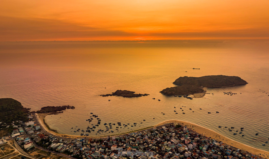 Nằm trên dãy Phương Mai, cách trung tâm TP Quy Nhơn khoảng 20 km, xã bán đảo Nhơn Hải đã và đang trở thành một điểm đến du lịch biển hấp dẫn nhiều du khách. Bãi biển Nhơn Hải mang hình cánh én lượn, cùng với làn sóng vỗ bờ đã tạo nên một khung cảnh tuyệt đẹp được thiên nhiên ban tặng. Ảnh: Dũng Nhân Nằm trên dãy Phương Mai, cách trung tâm TP Quy Nhơn khoảng 20 km, xã bán đảo Nhơn Hải đã và đang trở thành một điểm đến du lịch biển hấp dẫn nhiều du khách. Bãi biển Nhơn Hải mang hình cánh én lượn, cùng với làn sóng vỗ bờ đã tạo nên một khung cảnh tuyệt đẹp được thiên nhiên ban tặng. Ảnh: Dũng Nhân