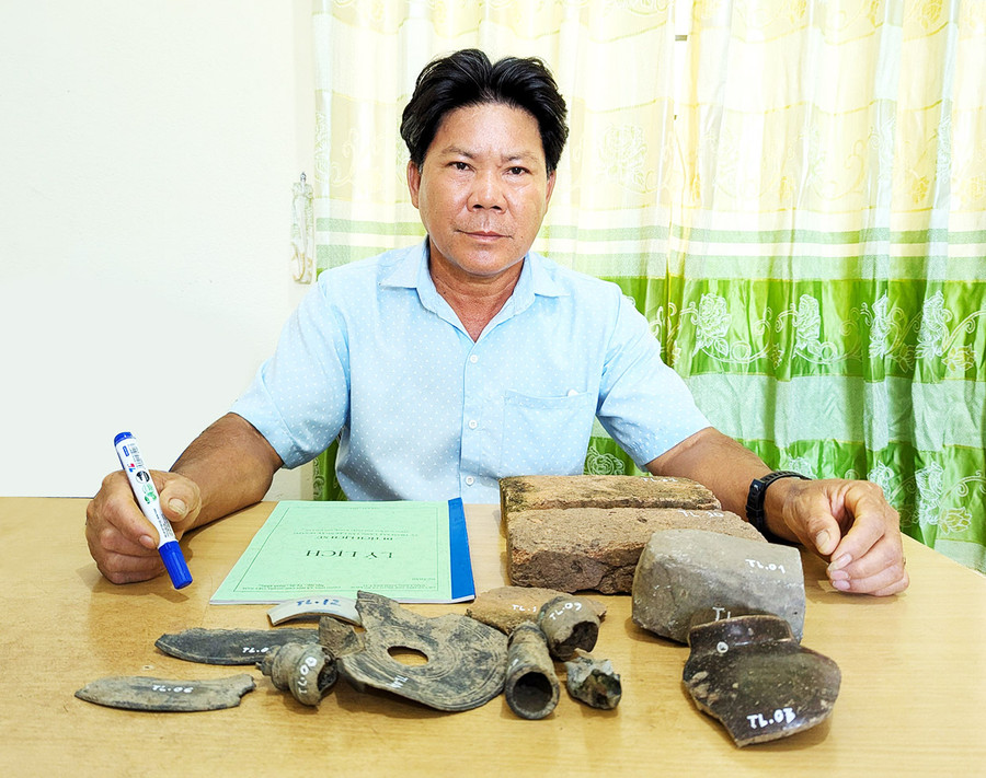 Ông Bùi Phích-Chủ tịch UBND xã Đăk Hlơ và một số hiện vật mới được tìm thấy ở di tích Tân Lập. Ảnh: N.Q.T Ông Bùi Phích-Chủ tịch UBND xã Đăk Hlơ và một số hiện vật mới được tìm thấy ở di tích Tân Lập. Ảnh: N.Q.T