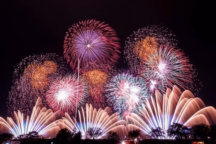 Lễ hội pháo hoa quốc tế Đà Nẵng 2023 đã khai mạc tối qua (2.6). Ảnh: Thuỳ Trang