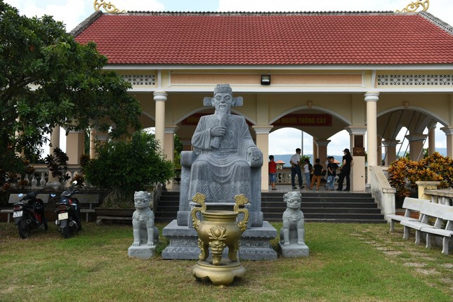 Tượng cụ Lương Văn Chánh trong khuôn viên đền thờ