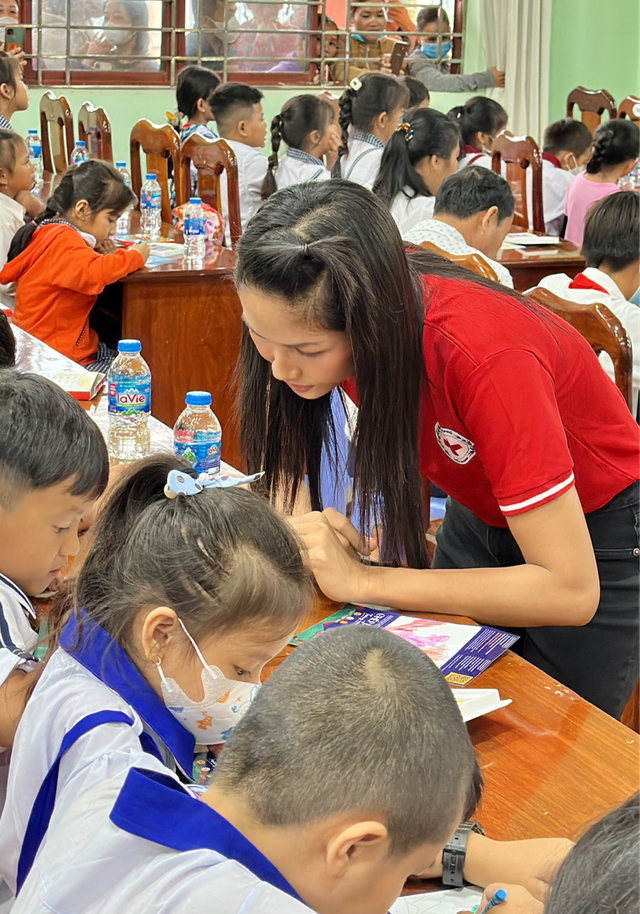 H'Hen Niê liên tục nhận bằng khen vinh danh những đóng góp vì cộng đồng - Ảnh 3. H'Hen Niê dành sự quan tâm cho các em nhỏ trong dịp trung thu. Ảnh: NVCC