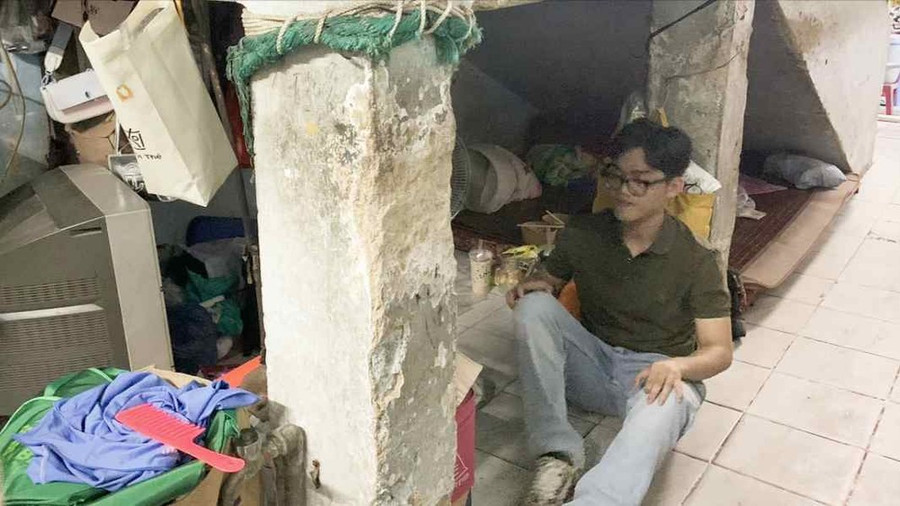 Gầm cầu thang chung cư Bình Thới, quận 11, TPHCM là nơi Sang và bà ngoại sống Gầm cầu thang chung cư Bình Thới, quận 11, TPHCM là nơi Sang và bà ngoại sống