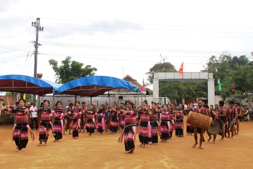 Đến Vĩnh Sơn mùa xuân, du khách không chỉ có dịp thưởng hoa mà còn hòa mình vào không gian Bana Kriêm. Ảnh: THU DỊU