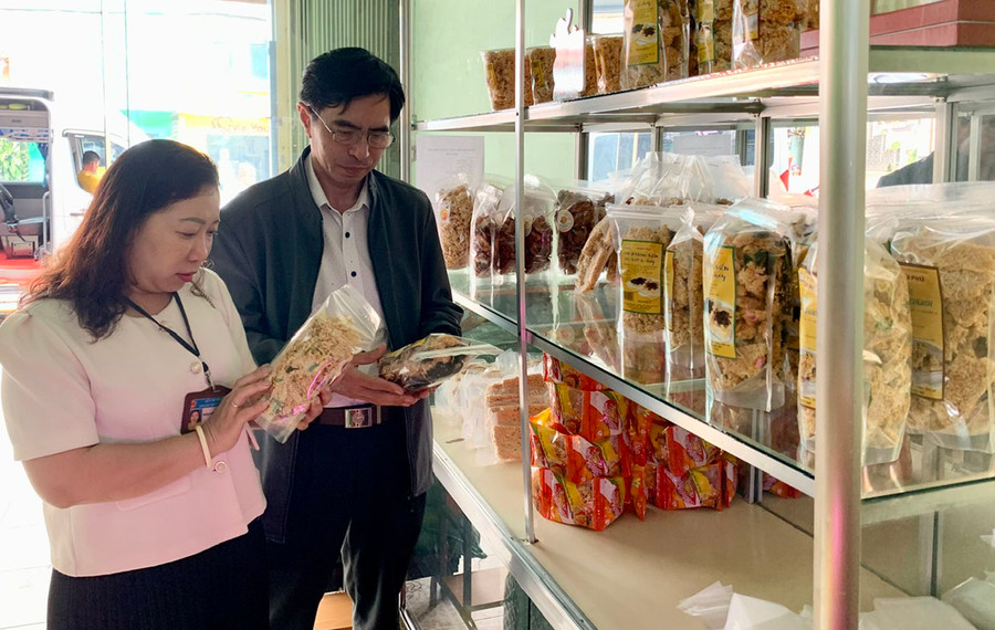 Đoàn kiểm tra liên ngành bảo đảm ATTP trong dịp Tết Trung thu năm 2023 của tỉnh kiểm tra tại cơ sở chế biến thực phẩm Thiên Phú (50 Lê Lợi, phường Hội Thương, TP. Pleiku). Ảnh: N.N Đoàn kiểm tra liên ngành bảo đảm ATTP trong dịp Tết Trung thu năm 2023 của tỉnh kiểm tra tại cơ sở chế biến thực phẩm Thiên Phú (50 Lê Lợi, phường Hội Thương, TP. Pleiku). Ảnh: N.N