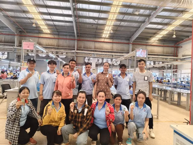 Niềm vui người lao động khi nhận vàng.