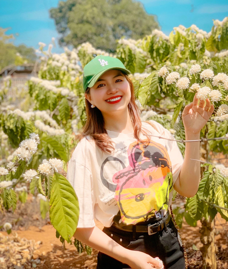 Hoa cà phê chỉ đẹp trong những ngày đầu mùa, về sau hoa sẽ thưa dần và kém sắc. Đây là thời điểm đẹp để tham quan, trải nghiệm mùa hoa cà phê, mùa con ong đi lấy mật ở Tây Nguyên. Hoa cà phê chỉ đẹp trong những ngày đầu mùa, về sau hoa sẽ thưa dần và kém sắc. Đây là thời điểm đẹp để tham quan, trải nghiệm mùa hoa cà phê, mùa con ong đi lấy mật ở Tây Nguyên.