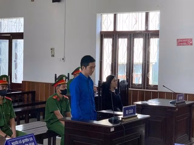 Phan Anh Dũng bị đưa ra xét xử về tội trộm cắp tài sản. ẢNH: TRIỆU THANH