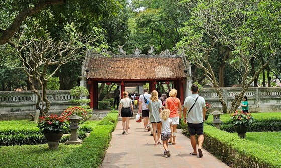 Khách nước ngoài đến Việt Nam Khách nước ngoài đến Việt Nam