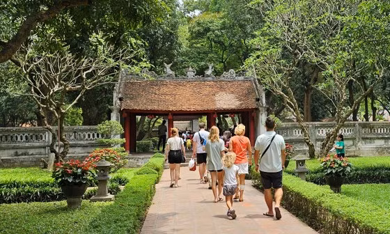 Khách nước ngoài đến Việt Nam Khách nước ngoài đến Việt Nam