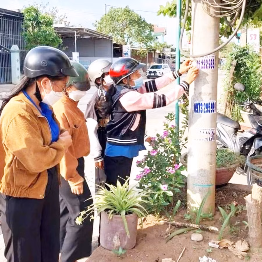 Đoàn viên, thanh niên Thị xã Ayun Pa tẩy xóa những biển quảng cáo, rao vặt gây mất mỹ quan đô thị. Ảnh: R'Ô HOK