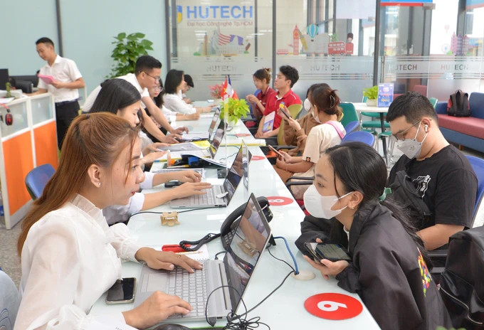 Thí sinh nghe tư vấn nộp hồ sơ xét tuyển tại Trường Đại học Công nghệ TPHCM. Ảnh: CAO THĂNG Thí sinh nghe tư vấn nộp hồ sơ xét tuyển tại Trường Đại học Công nghệ TPHCM. Ảnh: CAO THĂNG