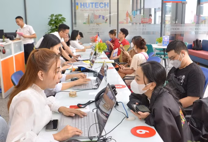 Thí sinh nghe tư vấn nộp hồ sơ xét tuyển tại Trường Đại học Công nghệ TPHCM. Ảnh: CAO THĂNG