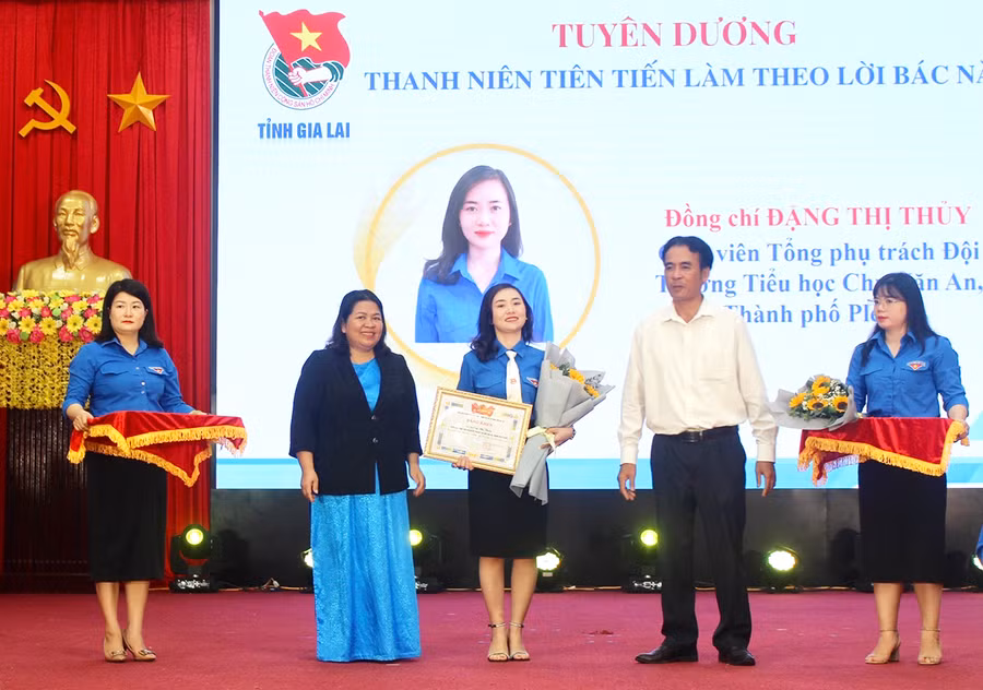 Chị Đặng Thị Thủy (ở giữa)-Tổng phụ trách Đội Trường Tiểu học Chu Văn An (TP. Pleiku) được Ban Chấp hành Tỉnh Đoàn tuyên dương gương thanh niên tiên tiến làm theo lời Bác năm 2023. Ảnh: Phan Lài