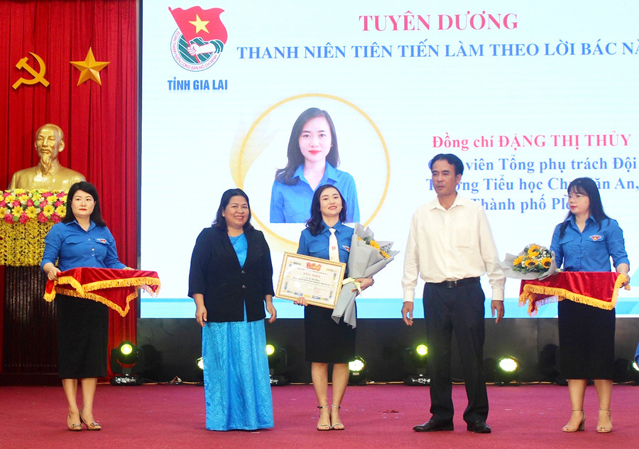 Chị Đặng Thị Thủy (ở giữa)-Tổng phụ trách Đội Trường Tiểu học Chu Văn An (TP. Pleiku) được Ban Chấp hành Tỉnh Đoàn tuyên dương gương thanh niên tiên tiến làm theo lời Bác năm 2023. Ảnh: Phan Lài