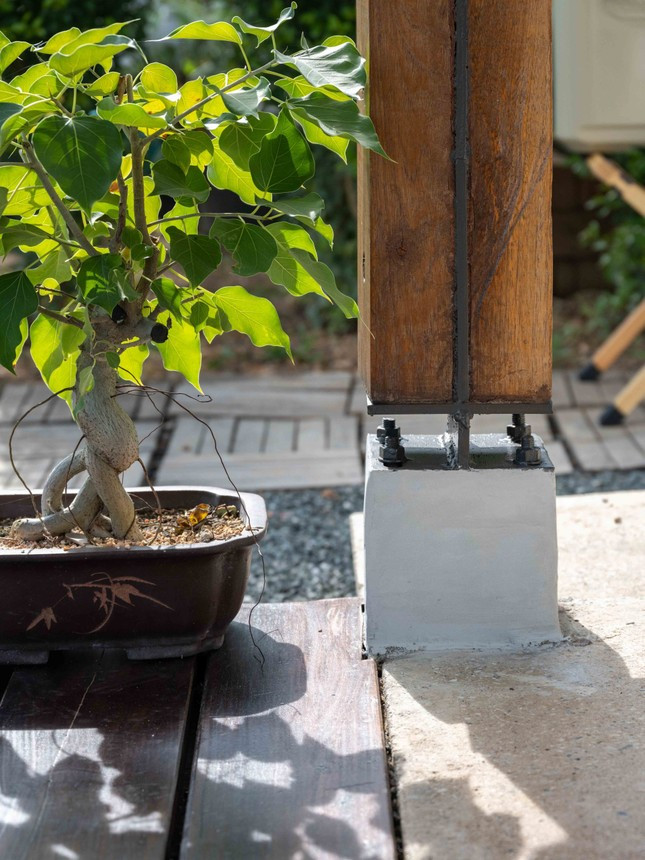 Ngôi nhà được xây dựng bằng nhân lực và vật liệu địa phương như: mái ngói, gỗ nguyên khối, xi măng và thạch cao,...nhờ vậy công trình có được vẻ đẹp mộc mạc và dấu ấn bản địa. Ngôi nhà được xây dựng bằng nhân lực và vật liệu địa phương như: mái ngói, gỗ nguyên khối, xi măng và thạch cao,...nhờ vậy công trình có được vẻ đẹp mộc mạc và dấu ấn bản địa.