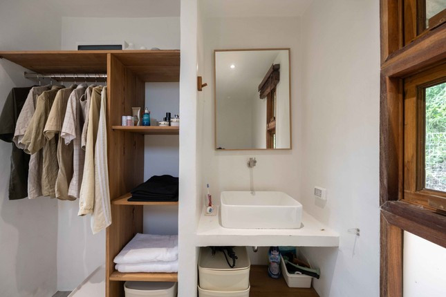 Khu vệ sinh được thiét kế đơn giản nhưng sạch sẽ, sáng sủa, phục vụ tốt nhu cầu sinh hoạt của gia đình. Khu vệ sinh được thiét kế đơn giản nhưng sạch sẽ, sáng sủa, phục vụ tốt nhu cầu sinh hoạt của gia đình.