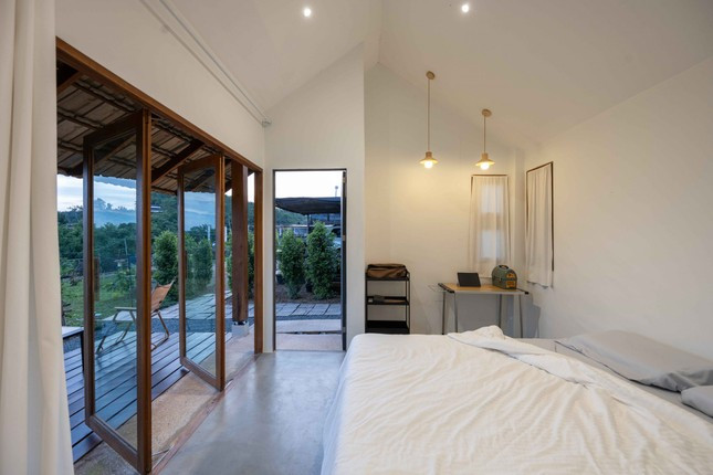 Hệ thống cửa xoay và cửa sổ mái hiên được chú ý để tăng tính hiệu quả trong việc ngăn bụi khói vào các mùa thu hoạch, đốt đồng, lấy sáng và điều tiết các luồng gió thổi vào nhà. Hệ thống cửa xoay và cửa sổ mái hiên được chú ý để tăng tính hiệu quả trong việc ngăn bụi khói vào các mùa thu hoạch, đốt đồng, lấy sáng và điều tiết các luồng gió thổi vào nhà.