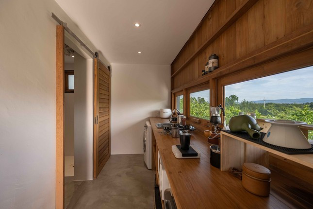 Khu bếp có diện tích hạn chế nhưng vô cùng đầy đủ và tiện nghi, mặt bếp gần sát với hệ cửa kính cơ động đóng mở nhằm tán khói và tạo ra tầm nhìn tuyệt đẹp khi nấu ăn cho nữ chủ nhân. Khu bếp có diện tích hạn chế nhưng vô cùng đầy đủ và tiện nghi, mặt bếp gần sát với hệ cửa kính cơ động đóng mở nhằm tán khói và tạo ra tầm nhìn tuyệt đẹp khi nấu ăn cho nữ chủ nhân.